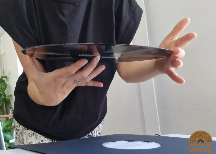 how to handle a vinyl record on the outer edges
